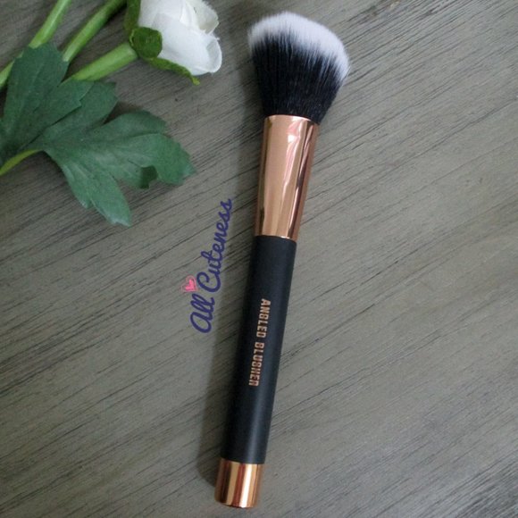 🎀 (NWOT) Angled Blusher Blush Brush Makeup Brush - Picture 1 of 5